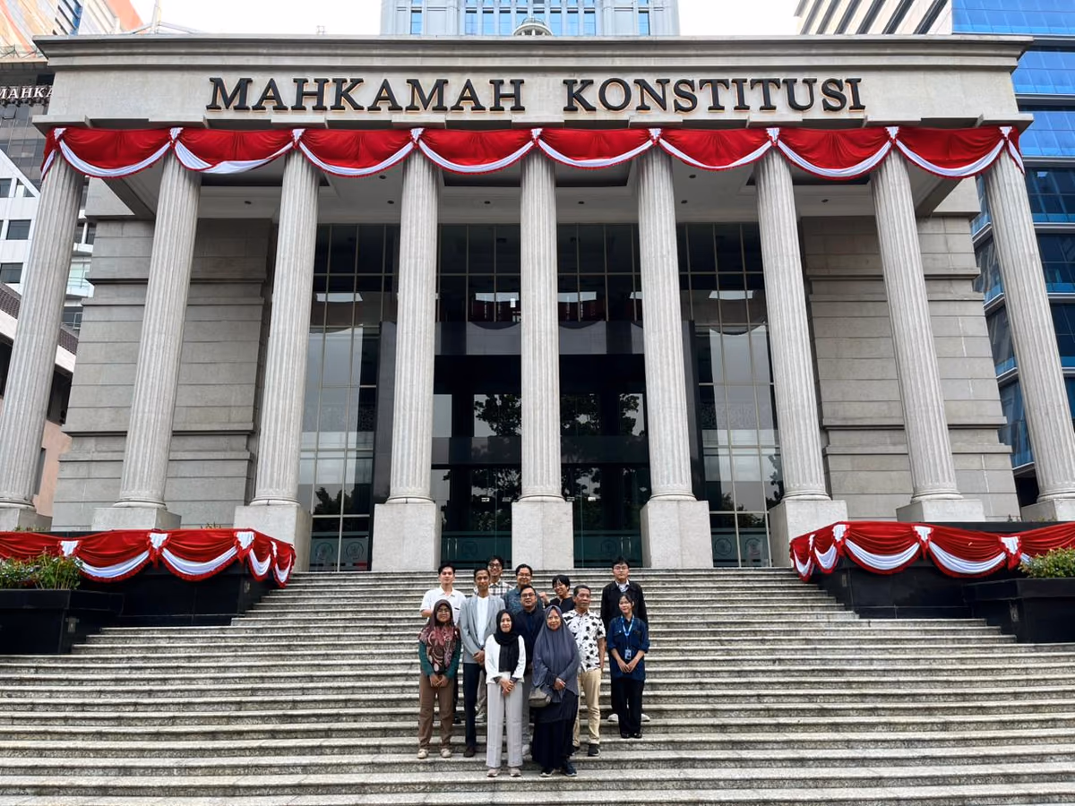 Perwakilan Koalisi Advokasi Hak Pasien untuk Akses Obat, termasuk perwakilan IAC, di depan gedung Mahkamah Konstitusi seusai pembacaan putusan.