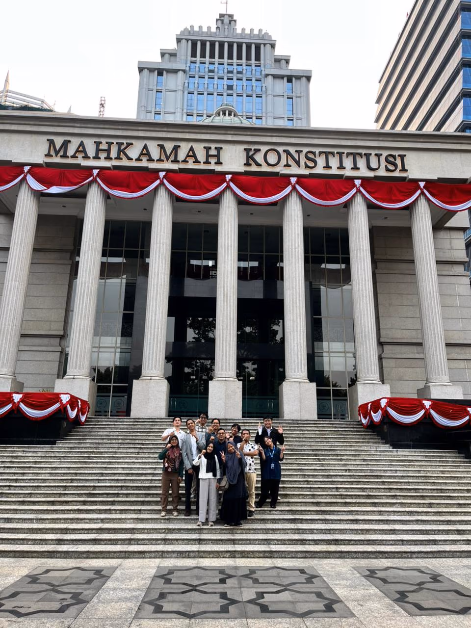 Perwakilan Koalisi Advokasi Hak Pasien untuk Akses Obat di depan gedung Mahkamah Konstitusi seusai pembacaan putusan.