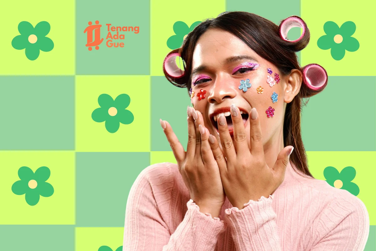 Foto kampanye Ekspresi — potret dengan hair roller dan glitter, tangan terangkat kagum di latar kotak pink-ungu