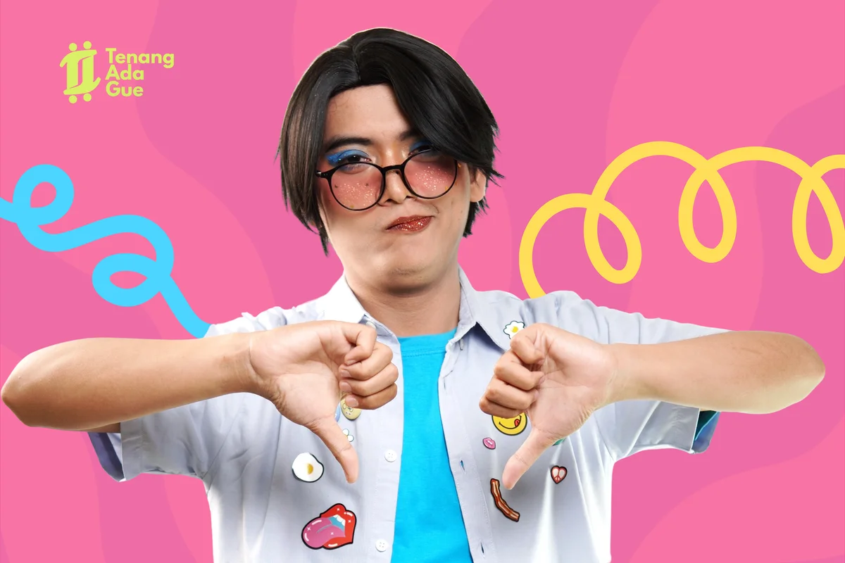 Foto kampanye Ekspresi — potret dengan wig bob dan kacamata pink, dua jempol ke bawah di latar magenta